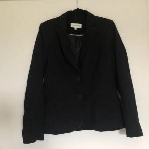 Svart kavaj figuranpassad i stl M - Svart kavaj från Kappahl, i bra skick. I stl M, passformen framhäver midjan. 