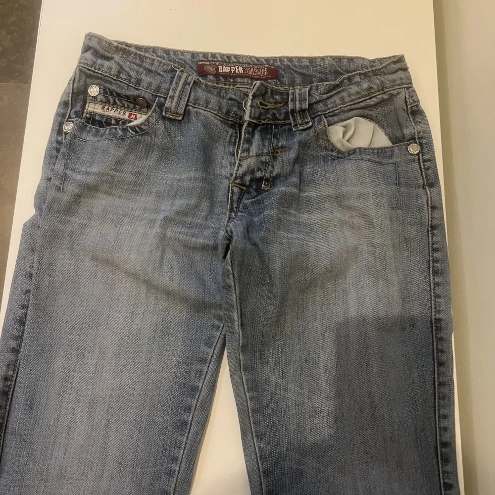 Säljer dessa assnygga lågmidjade jeans som tyvärr var för små för mig. Det står storlek 27/32 men skulle säga att det är mycket mindre än så💕 Mått: Innerbenslängd 80 | Omkrets 78 cm. Skcikar endast, använd gärna köp nu🙌💕 modell flare. Jeans & Byxor.