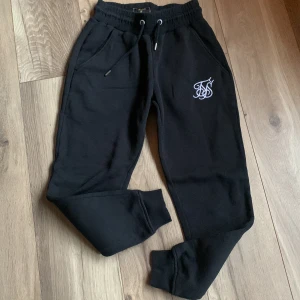 Siksilk byxor mysbyxor xs svarta chill  mys träning vardag - Supermysiga byxor härlig bomull, fint använt skick. Samfraktar!