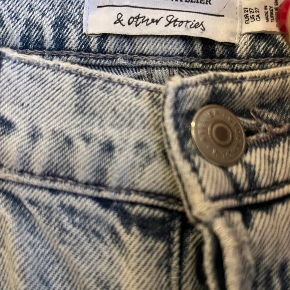 Raka jeans som sitter perfekt tajt runt midjan och benen! . Jeans & Byxor.