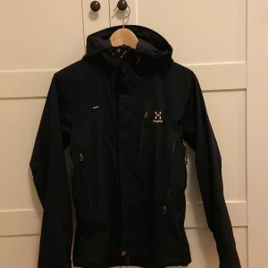 Haglöfs Jacka Astral Dam Black - Haglöfs Jacka Astral Dam svart. Storlek S. Köpt på Sharpman.se för ca 1 år sen. Använd fåtal gånger, jackan är som ny. Nypris 3600kr.  