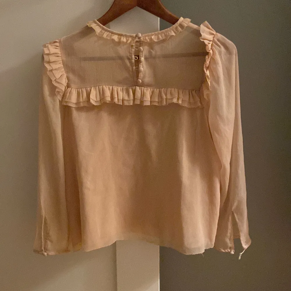 Säljer beige/rosa blus från hm som inte säljs längre  Jätte bra skick inga defekter . Blusar.