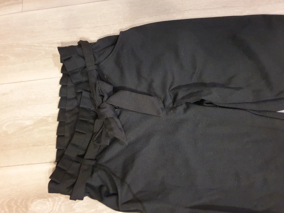 Fin, kortare, kostymbyxa med fin volang upptill i midjan och knytskärp. Jättefina på. Från only. Strl s. 70 kr.