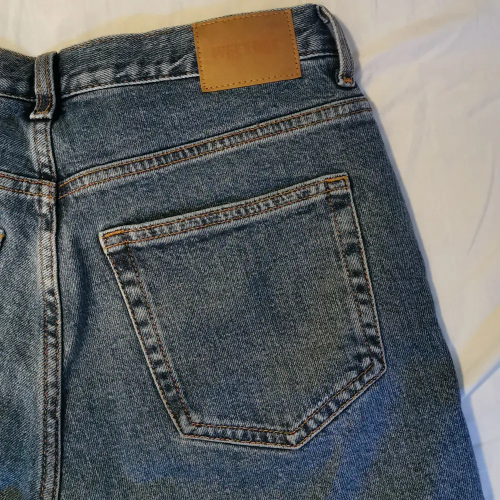 Blåa jeans från weekday i modellen Twig. Storlek 29/30. Jag säljer samma model i en mindre storlek i min profil. Skriv privat vid frågor eller fler bilder. Jag diskuterar gärna pris 😉. Jeans & Byxor.