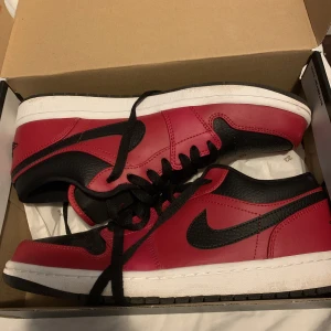 Jordan black/red Chicago low - Endast testade en gång men de var för små  Köpta för 2399  Kan sänkas i pris vid snabbt köp