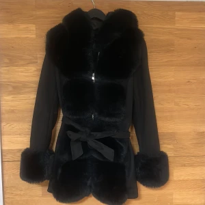 Giorgia fashion jacka  - Denna jackan är perfekt nu inför vintern, jackan är i storlek M och har använts ett par gånger men är i bra skick.