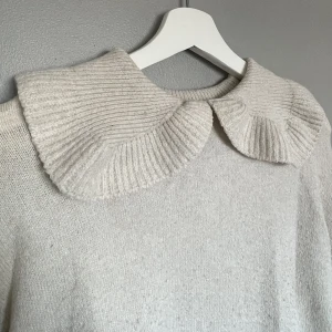 Stickad tröja - Stickad tröja med krage. Så gullig och skön tröja! Använd fåtal gånger