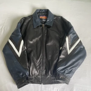 Vintage oversized läderjacka - Vintage oversized läderjacka i 100% genuint läder, väldigt stor och resonen i midjan gör så att det blir en snygg crop i midjan. Lädret är väldigt skönt och den har lite sportiga detaljer. Priset är inte satt i sten, fråga på om bilder o mått!!! ❤️❤️❤️❤️