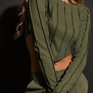 Svart topp - Säljer denna slutsålda suuuper snygga toppen med sömdetalj, från Hanna Schönbergs kollektion i färgen svart!!! Storlek M men den passar till S, skriv för mer bilder på tröjan, köparen står för frakten ❣️