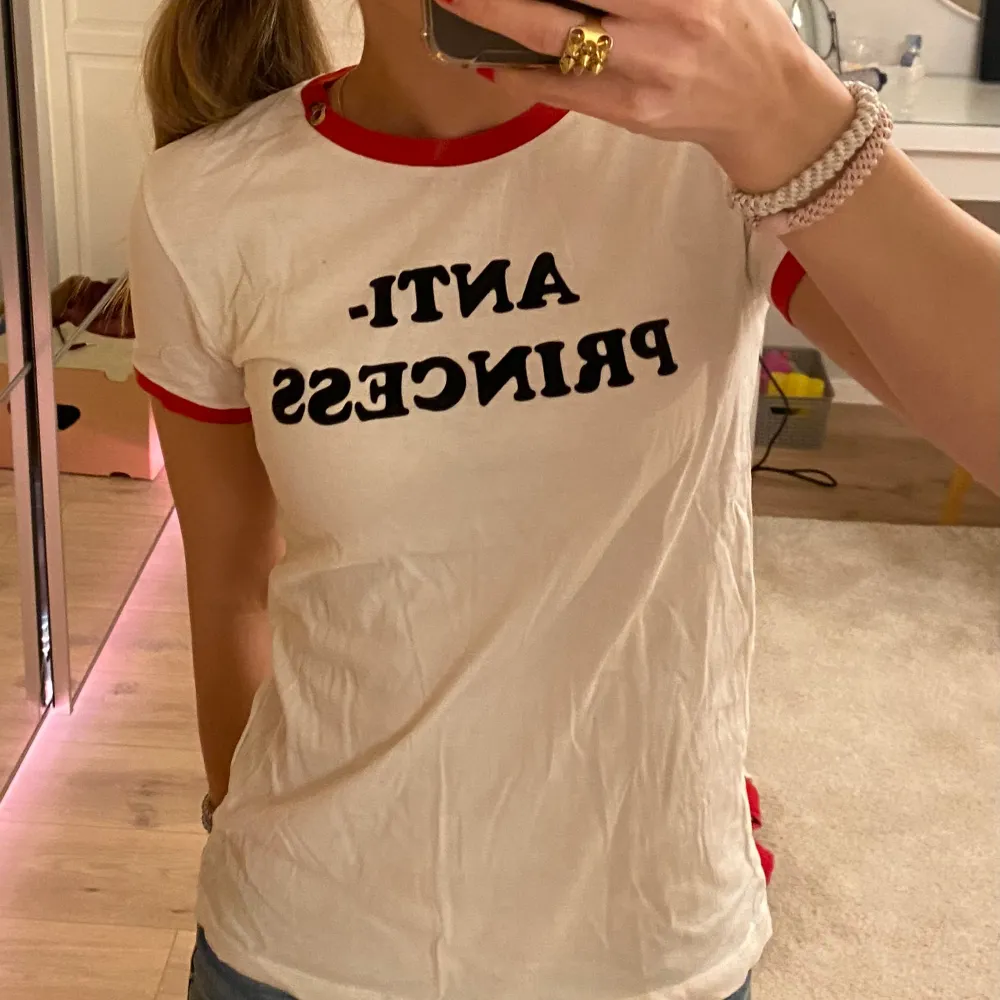 Köpt på NK för några år sedan💕 verklogen jättefin men kommer inte till användning💕 oklar storlek, står 10 men skulle säga att den passar mig som vanligtvis har xs🥰. T-shirts.