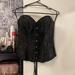 Svart Korset - Säljer nu min svarta korset, som är köpt på toplady för 399kr, säljer den på grund av att jag tänkte ha den på en fest men då den inte blev av💓