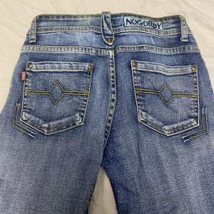Supersnygga lågmidjade jeans,  innerben: 74, Midja (rätt över): 34 Lite slitna längst ner (se bild 3) skriv för fler bilder 