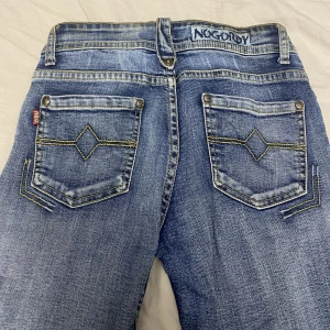 Lågmidjade jeans - Supersnygga lågmidjade jeans,  innerben: 74, Midja (rätt över): 34 Lite slitna längst ner (se bild 3) skriv för fler bilder 