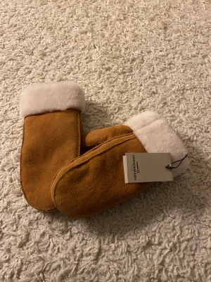 Oanvända handskar! - Oanvända fårskinnsvantar med äkta mocka och äkta ull! Nya med tag! Varma och mjuka  Påminner om uggs vantar . Exklusiv och slitstark kvalitet👌
