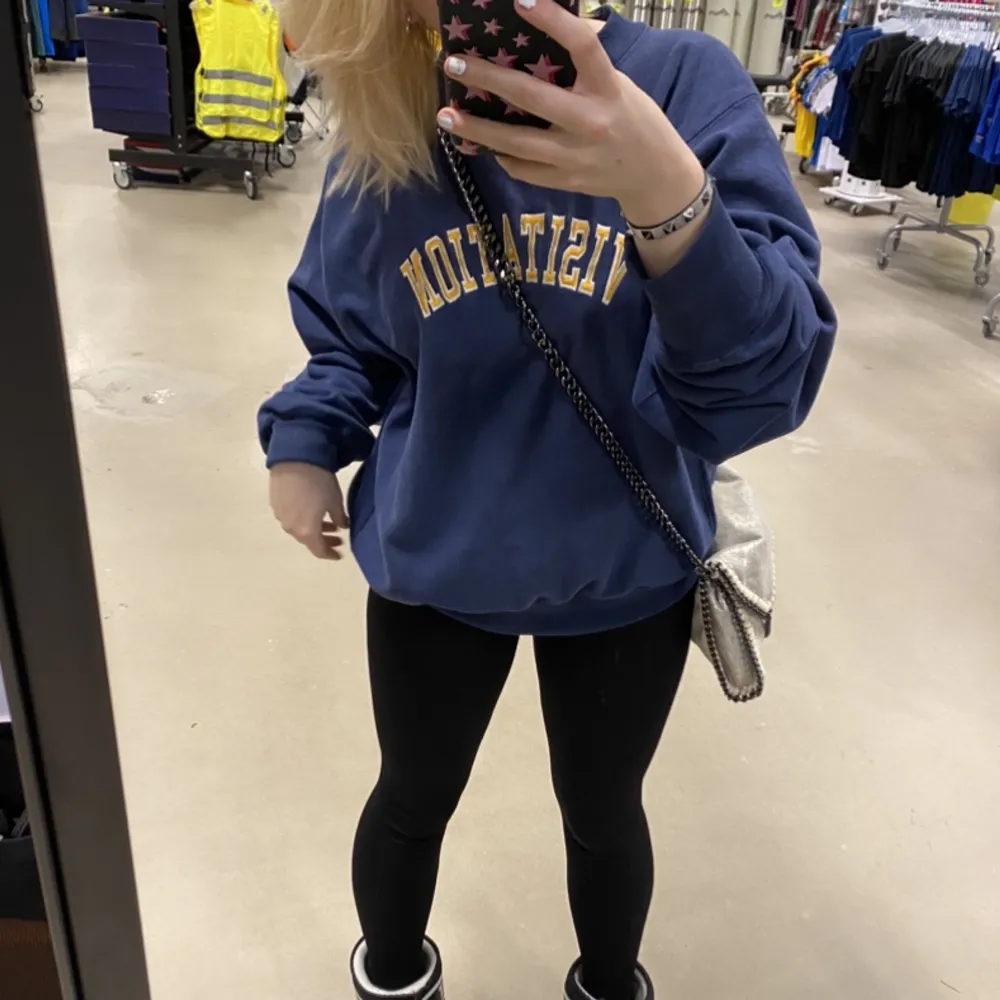 Säljer nu denna jätte mysiga vintage sweatshirt! Bra skick, köpt för 500kr💕💕. Hoodies.