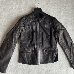 Skinnjacka G-STAR - Skinnjacka från G-STAR Women i fint skick. Gråsvart med blixtlås. Stl M