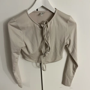 Tröja - Tröja i storlek S. Snörning som knyts runt kroppen! 