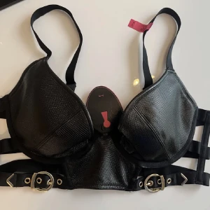 💛Last call: ny oanvänd hunkemöller 80C - svart bh stl 80C med tagg  Legat i garderoben länge så den förtjänar en chans av nån annan ❤️  mått står på taggen på bild 3! modellen heter Dallas, private collection! formpressad (utan push) bygel-bh med schyssta detaljer.  konstormläder, polyester 