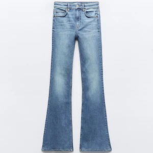Bootcut jeans zara (mid waist) - Säljer dessa populära bootcut från zara i storlek 36, väldigt bra skick💙 skriv privat för egna bilder!!