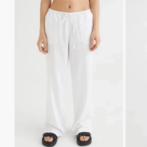 Vita linnebyxor  - Säljer dessa vita linnebyxor som är vida då jag använder mina andra mer!🩷De är köpta för 600kr och är i väldigt bra skick.