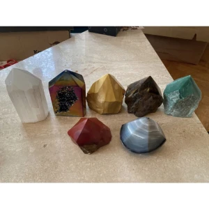 7 st stora kristall spetsar torn andlighet spiritualitet - Selenit, grön aventurin, tre mokaiter i röd, gul och blå, tigeröga samt en grotta som är lite avtrubbad uppepå men det syns knappt. Nya! Går även att köpa styckvis.  Finns att hämta i Stockholm! Titta  gärna in mina andra annonser.