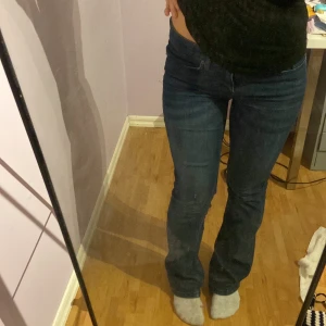 Lågmidjade bootcut jeans🥂 - Jättefina mörkblå low waist flare jeans i strlk 36💓. Säljer eftersom att jag har ett överflöde av jeans och dessa är en aning för långa på mig som är 165. Använd gärna ”köp nu”💓 Midjemått: 76 cm (väldigt stretchiga) Innerbenslängd:78cm💓
