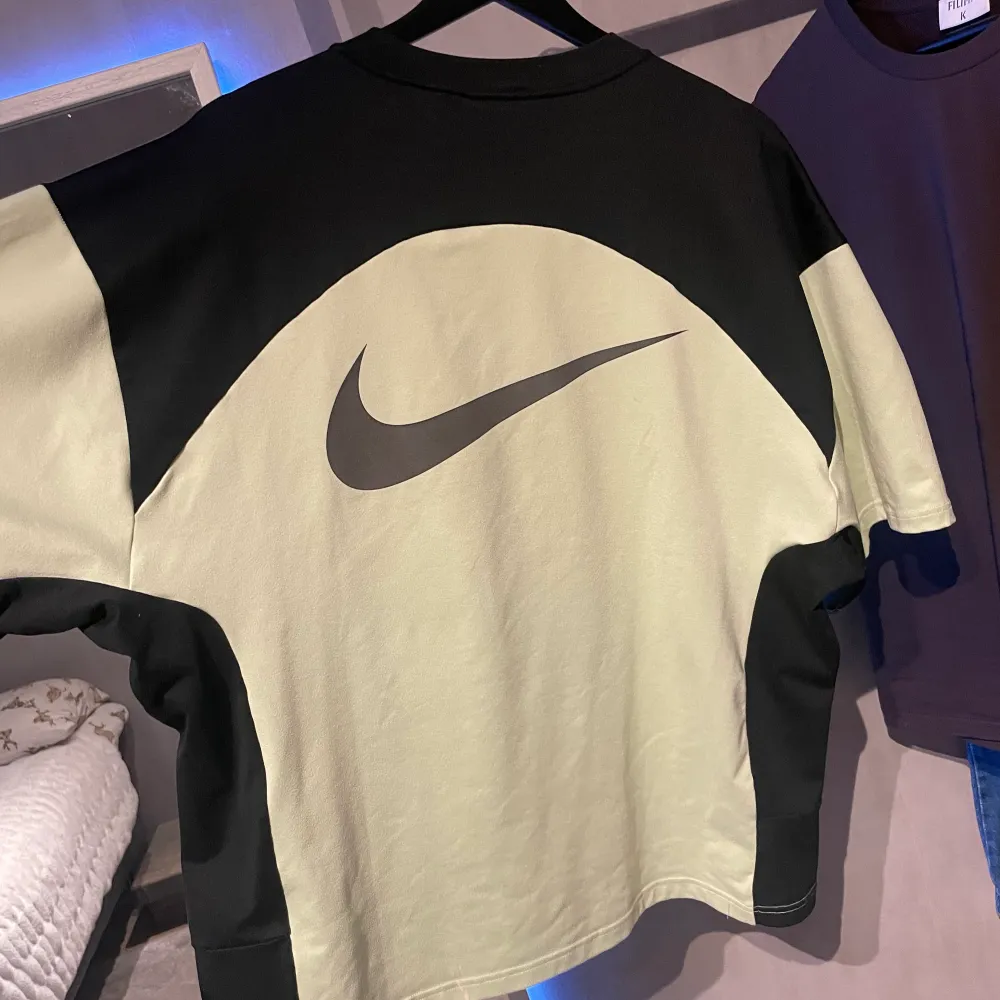 Hej! Säljer denna limited edition t-shirten från Nikes samarbete med det japanska märket Ambush. Tshirten är i toppenskick och har en neongrön färg (syns dåligt på bilderna). Den är köpt på ”naked copenhagen” för runt 1200 kr förra året! Oversized fit!. T-shirts.