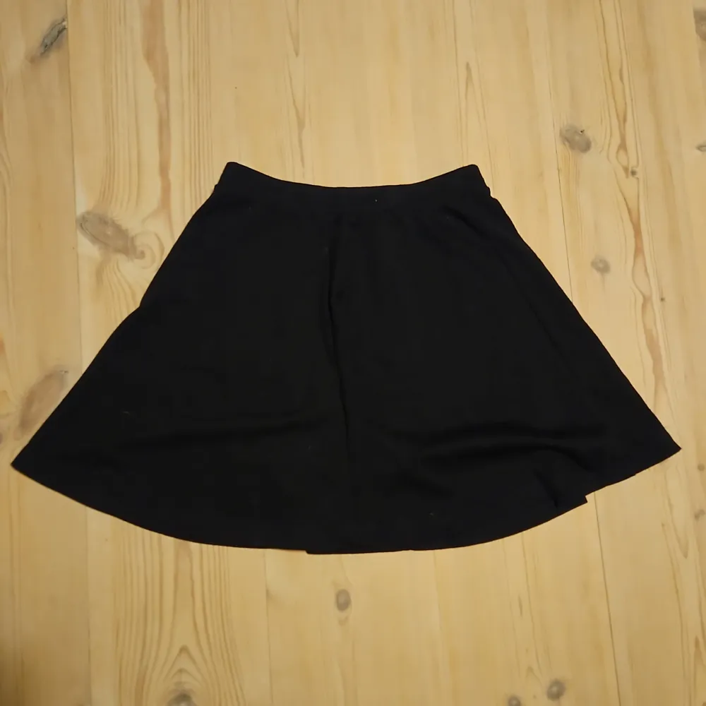 Kort svart kjol i strl XS från Bikbok. Väl använd men hel och fin. Kjolar.