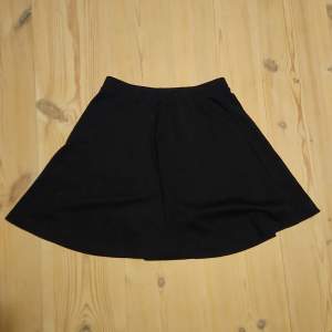 Kort svart kjol i strl XS från Bikbok. Väl använd men hel och fin