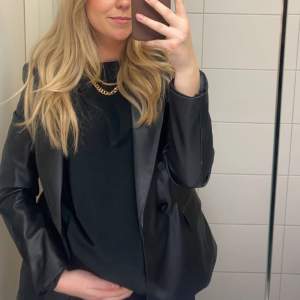 Säljer skinn blazer från Zara (fake skinn), använts få gånger och därav säljs den. 