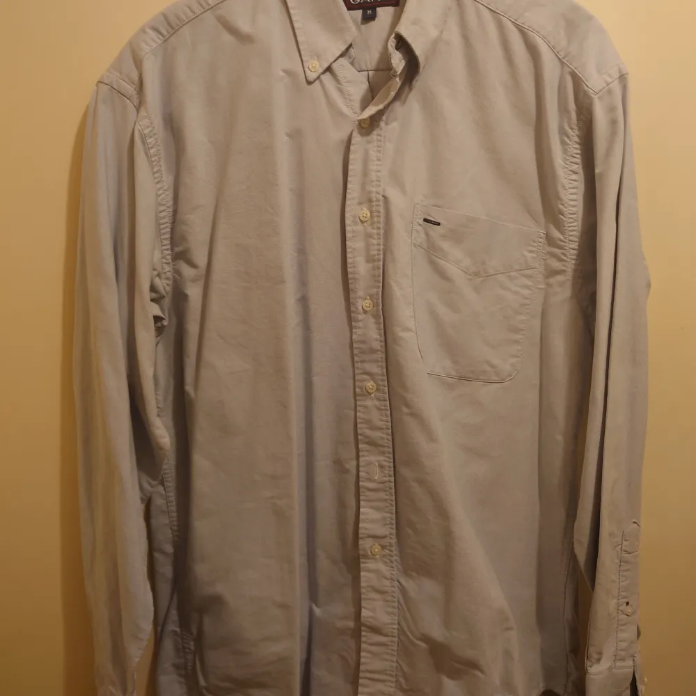 Stilren klassisk Gant Oxford skjorta i storlek M , beg i mycket gott skick.  Mitt pris: 100 kr plus frakt . Skjortor.