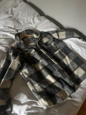 Plädjacka från Outfitbook - Plädjacka från Outfitbook i storlek S! Finns att hämta hos mig precis utanför Liseberg :)