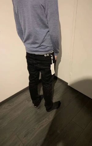 Dondup Jeans - Säljer nu mina dondup jeans som har blivit för små för mig. De är storlek 33 men skulle säga att de är mindre i storleken. Kontakta gärna om de finns några frågor.