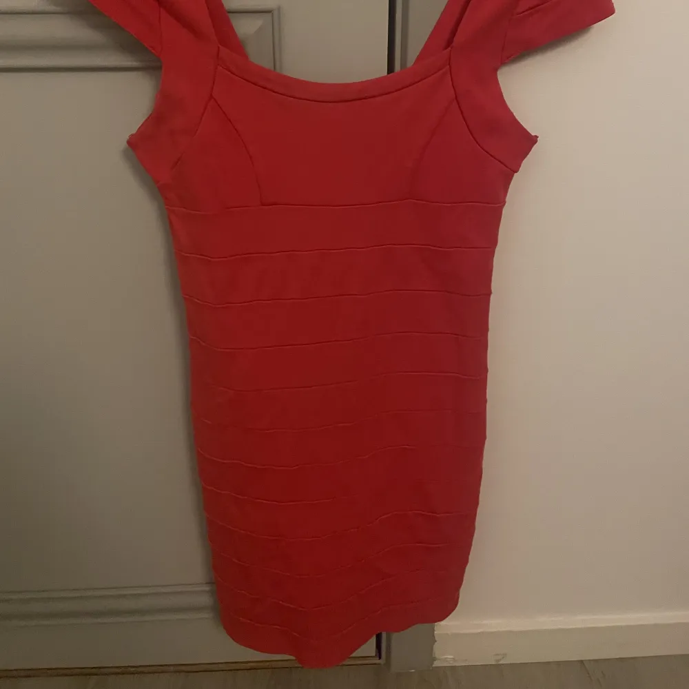 Röd klänning i storlek small från Bikbok . Klänningar.
