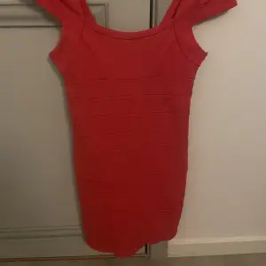 Röd klänning i storlek small från Bikbok 
