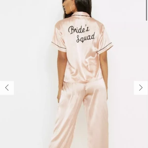 Mjukis set/pyjamas  - Ett super fint mjukisset/pyjamas set från boohoo, endast testat då lapparna sitter kvar. Säljer pga kommer inte till användning  Nypris- 450 kr 