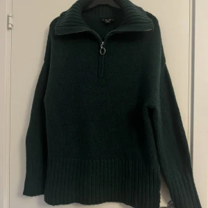 Stickad tröja  - En helt oanvänd super mjuk tröja från New Yorker i storlek XS.