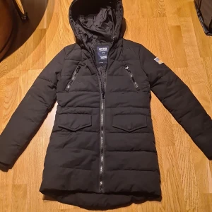 SVEA jacka - SVEA jacka storlek xs. Saknar päls på luvan. Annars i jättefint skick