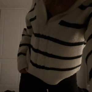 Randig stickad tröja  - Säljer denna skit snygga stickade tröja med halv zip i suuuper mjukt material. Knappt använd. Nypris 400kr, Mitt pris går alltid att diskutera:)