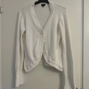 Stickad kofta  - En vit stickad kofta från Lindex i storlek M.