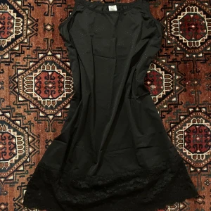 Svart underklänning - Svart underklänning, stl L men sitter snyggt oversized på mig som är S. Inte för lång. Prickigt tyg, cool textur. Köpt second hand men bra skick. Skriv för mått. Priset kan diskuteras. Köparen står för frakten men kan även mötas upp på Söder i Stockholm. 