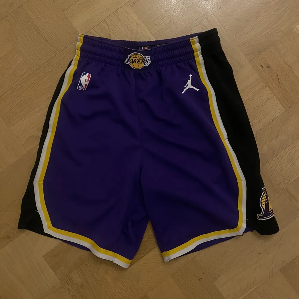 Jordan NBA shorts, Lakers statement edition 2020 Använda endast en gång Manlig modell, standard fit . Shorts.