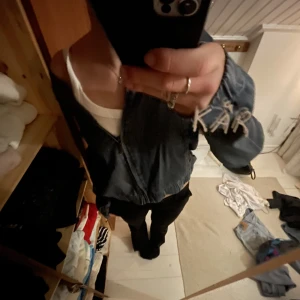 Jeans pullover  - Skitcool kofta/ pullover i jeans, plagget är i tunnt jeansmaterial från Boomerang💕otroligt bra skick använd ett fåtal gånger. Jag bär oftast S/36 i överdelar men denna tycker jag passar bra och är snygg lite oversized