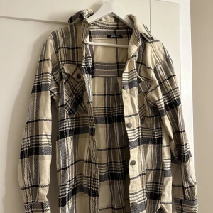Flanellskjorta - Säljer nu min gamla flanellskjorta, den är använd fåtal gånger och syns inte på den att den är använd. Köpt på GinaTricot under 2020, storlek S men den är lite oversized
