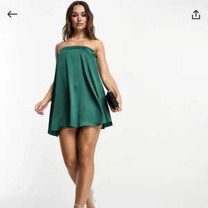 Grön satinklänning  - Helt oanvänd! Skicka dm för att få fler bilder! 💚 