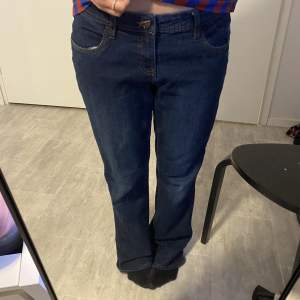 Super fina Lågmidjade jeans som var lite för stora och långa på mig som är 160cm ungefär. Pris kan diskuteras och tveka inte på att ställa frågor midjemåttet är 40 cm ungefär, tvärs över.