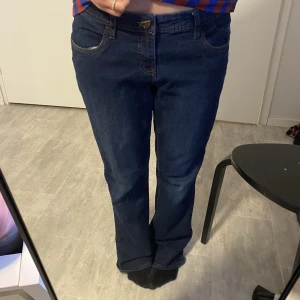 Lågmidjade jeans - Super fina Lågmidjade jeans som var lite för stora och långa på mig som är 160cm ungefär. Pris kan diskuteras och tveka inte på att ställa frågor midjemåttet är 40 cm ungefär, tvärs över.