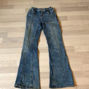 Jättesnygga Bootcut jeans med snygga fickor och som går att spänna åt i midjan! Säljer pga att dom är för att dom snart är för  korta, jag är ungefär 163 kanske? Använda med inga defekter. Midwaist. Använd köp nu!