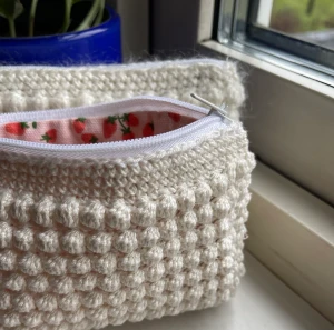 Necesär - Mindre necessär som är perfekt att ha i väskan för att inte tappa bort saker! Allt är handgjord och gjort i bomull 