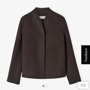 Brun kappa - Världens snyggaste bruna kappa från Wera, köpt på Åhléns. Helt nyskick, endast hunnit använda någon gång. Stl 36, passar XS/S, nypris 2000🤍